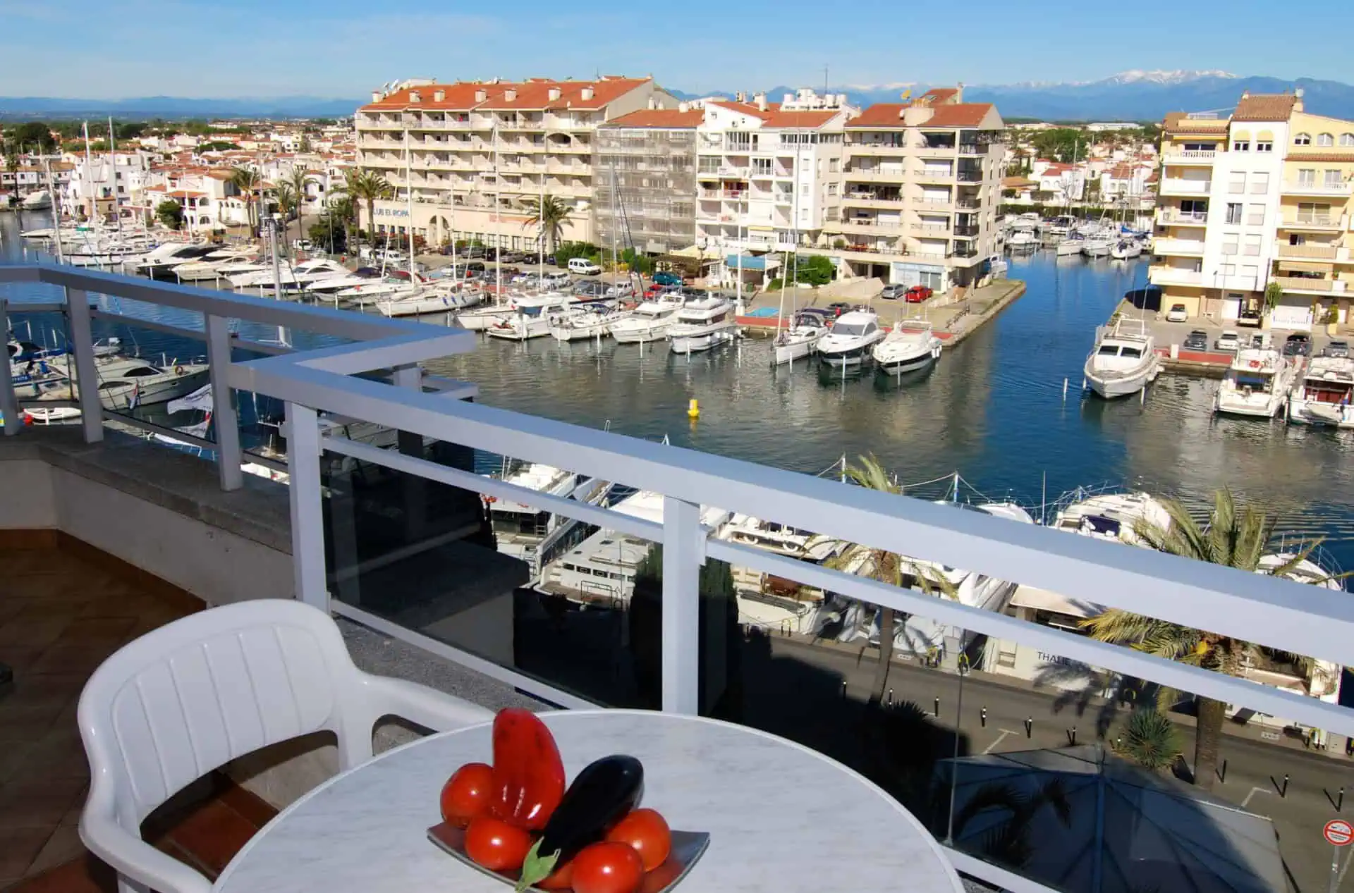 Beautiful 67m2 apartment, two bedrooms with terrace of 16m2 and a superb view over Empuriabrava – Costa Brava