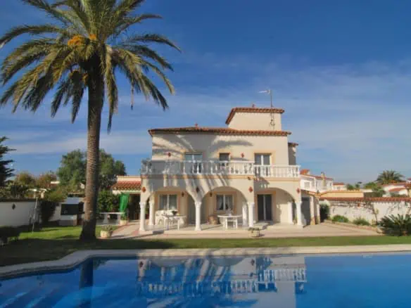Splendid villa with 5 bedrooms, a beautiful garden, pool, garage in a quiet area of Empuriabrava – Costa Brava