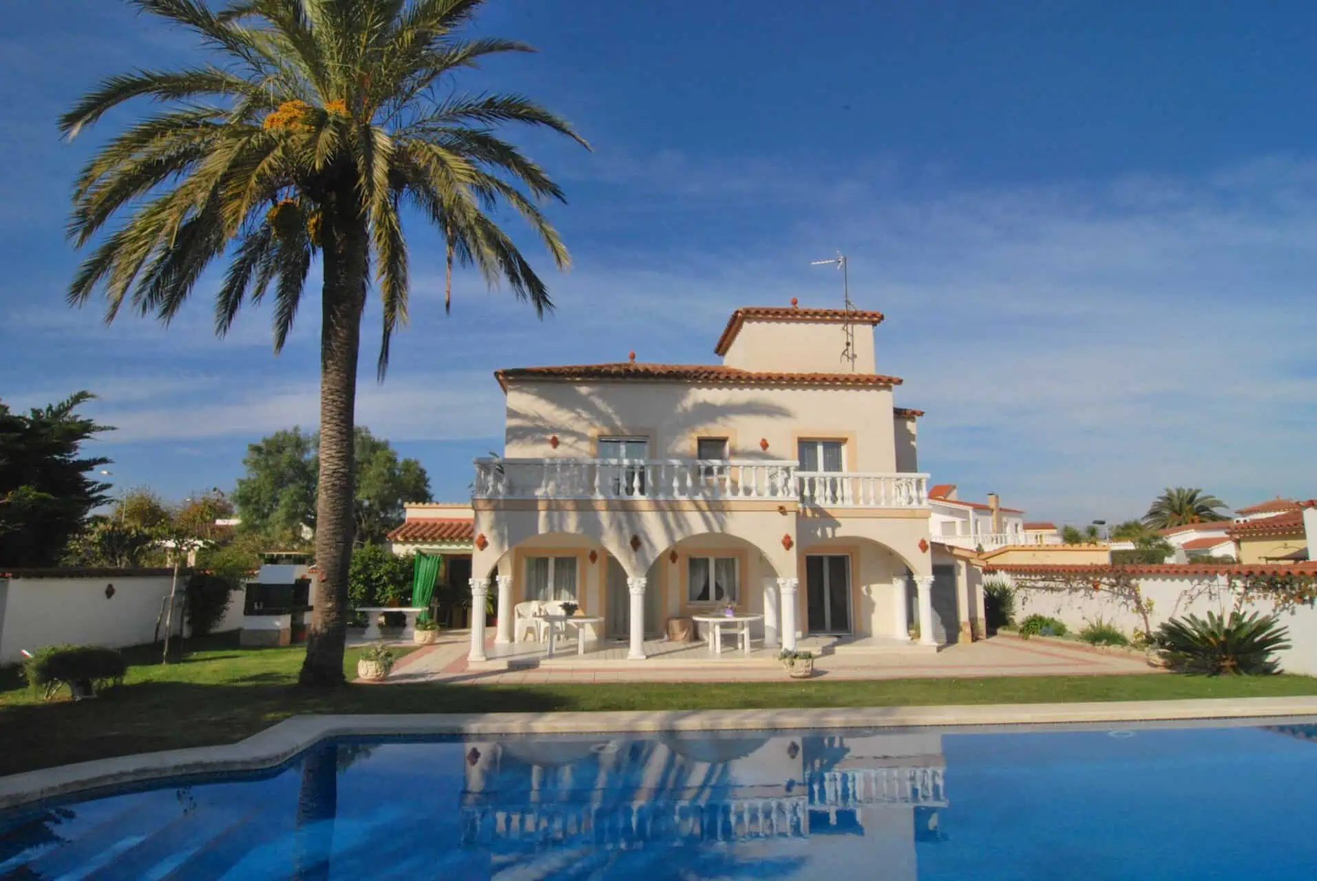 19112015121745_153 Splendid villa with 5 bedrooms, a beautiful garden, pool, garage in a quiet area of Empuriabrava – Costa Brava