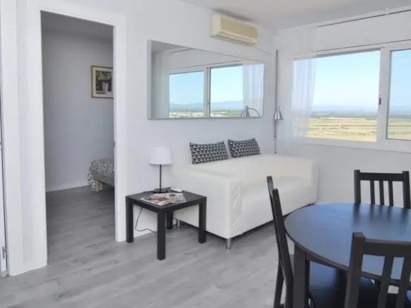 1st line of the sea, 2 bedroom apartment, completely renovated in 2016 – Empuriabrava – Costa Brava