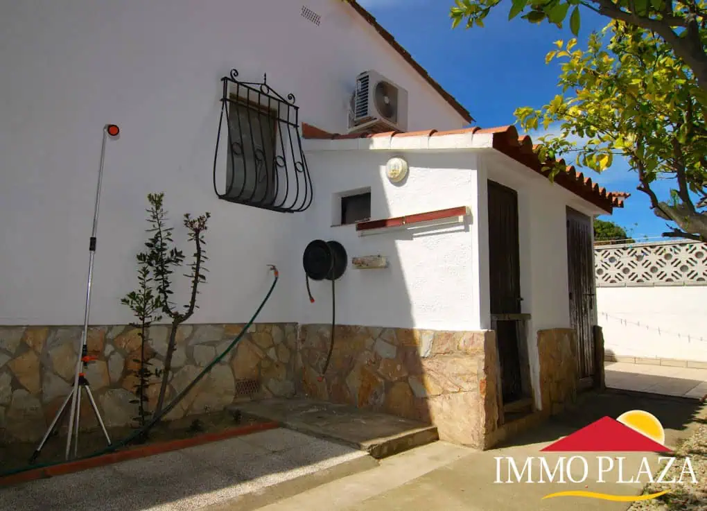 Detached house near the center with 3 bedrooms, and garage – Empuriabrava – Costa Brava – photo 5