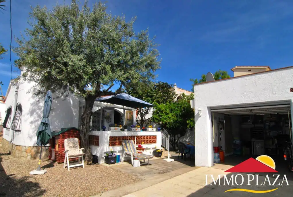 Detached house near the center with 3 bedrooms, and garage – Empuriabrava – Costa Brava – photo 4