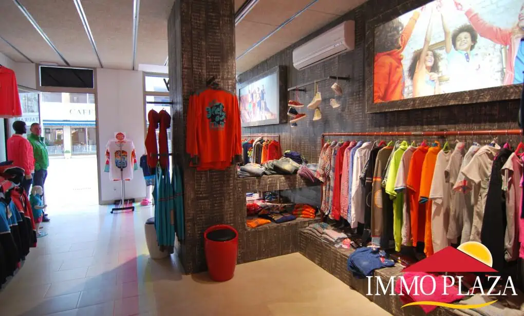 Leasehold of commercial clothing shop of 54 m2 of one level in the main street of Rosas – Costa Brava – photo 4