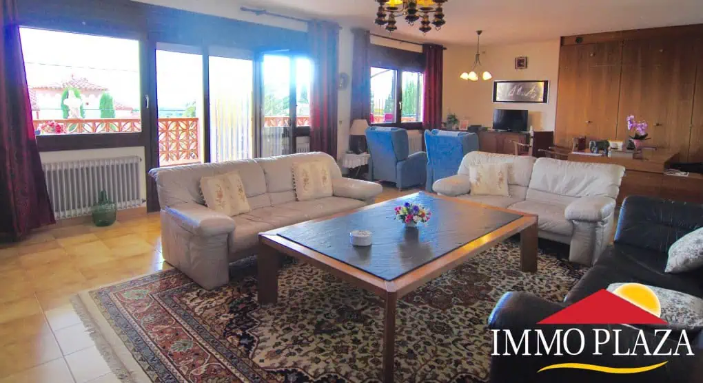 Spacious south facing villa with 4 bedrooms, pool and views of the Bay of Roses – Costa Brava – Spain – photo 3