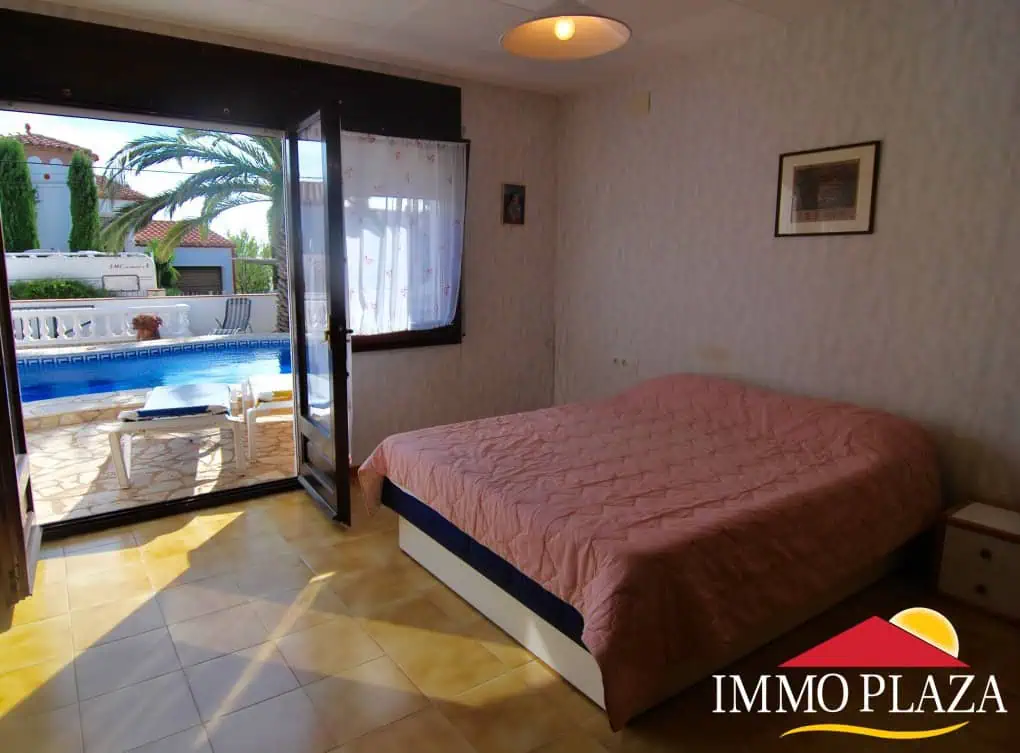 Spacious south facing villa with 4 bedrooms, pool and views of the Bay of Roses – Costa Brava – Spain – photo 4
