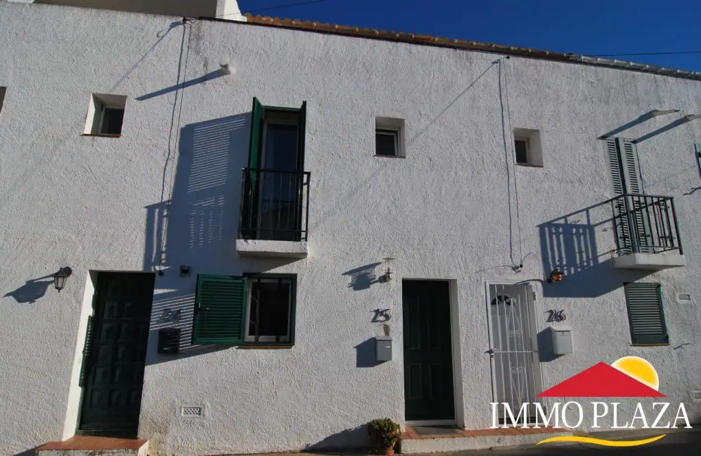 Spacious fisherman’s house on the canal with private parking, boat mooring and 4 bedrooms. Marina Ampuriabrava – photo 4