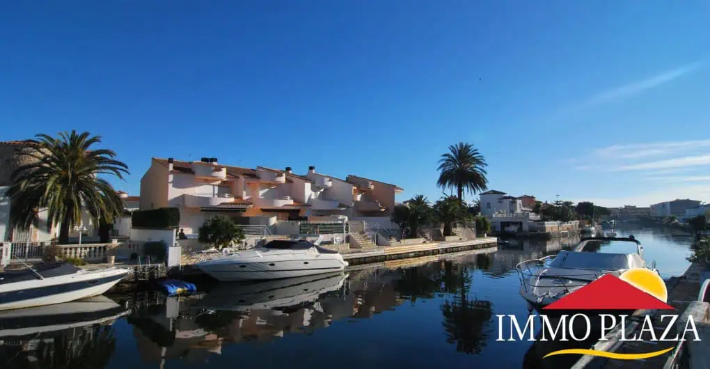 Spacious fisherman’s house on the canal with private parking, boat mooring and 4 bedrooms. Marina Ampuriabrava – photo 2