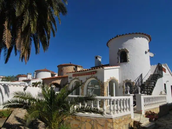 Cosy small Villa in a traditional Empuriabrava-style with a tower, ideal holiday home situated in the Bay of Rosas