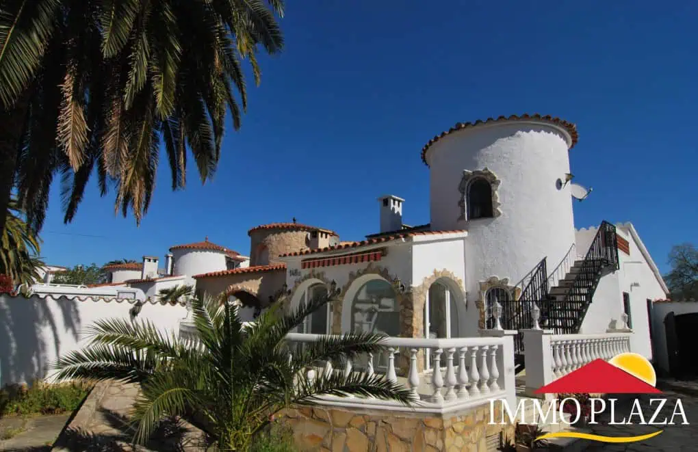Cosy small Villa in a traditional Empuriabrava-style with a tower, ideal holiday home situated in the Bay of Rosas – photo 2