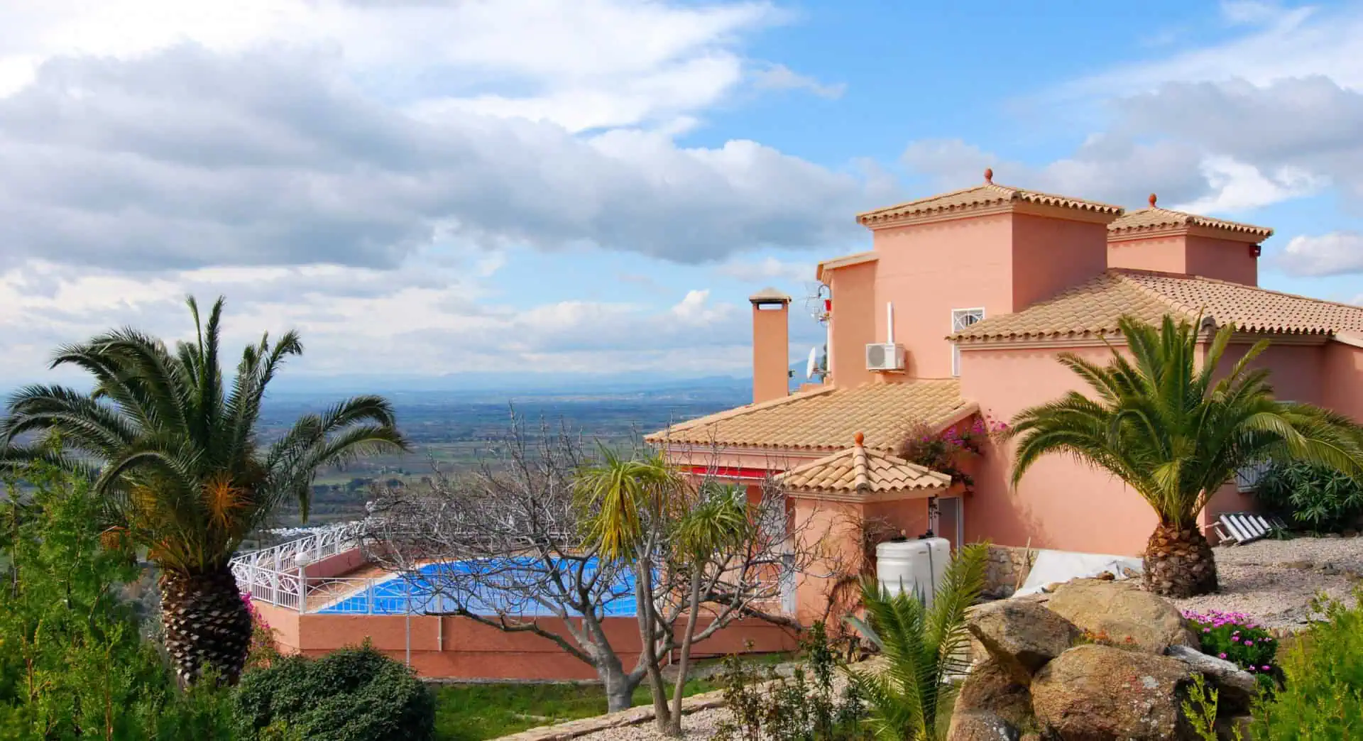 Lovely villa with guest house and stunning views over the Bay of Roses – Palau Saverdera