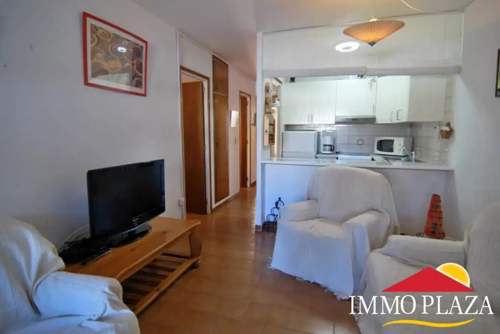 RESERVED – Large apartment with a beautiful terrace offering stunning views of the canal near the harbor of Empuriabrava – photo 4