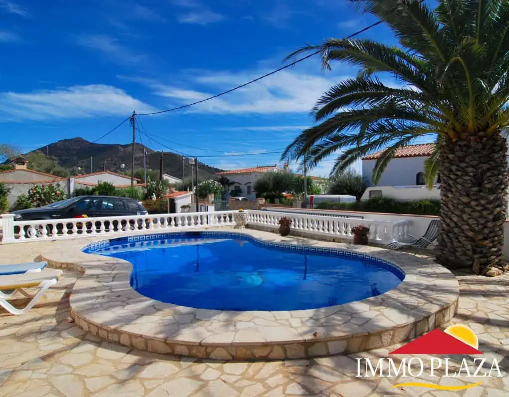 Spacious south facing villa with 4 bedrooms, pool and views of the Bay of Roses – Costa Brava – Spain – photo 2
