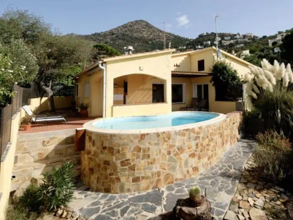 Lovely all ground floor villa with pool and a lot of character on Mas Fumats-Roses, Costa Brava