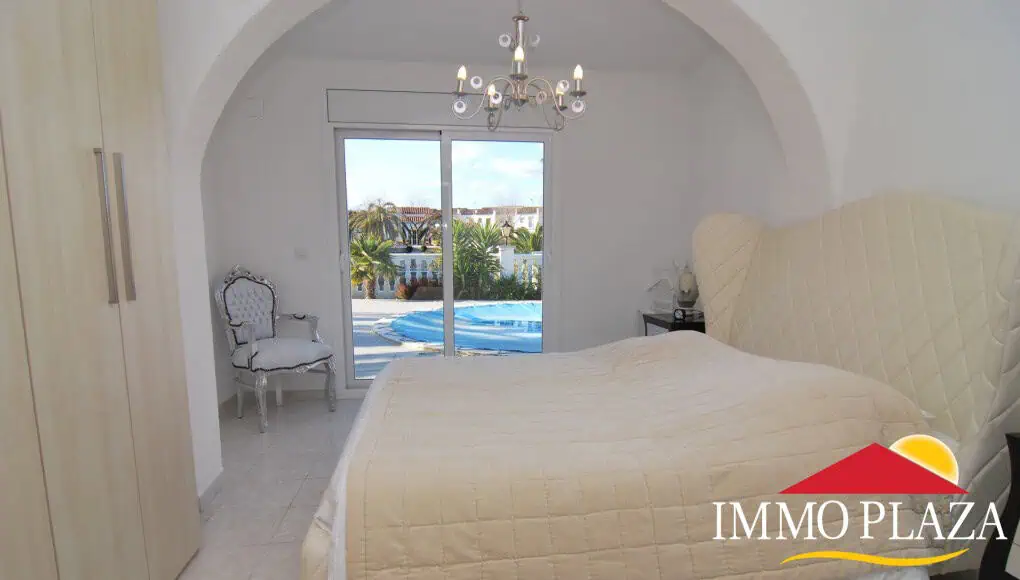 Superb renovated villa on the canal with 3 bedrooms, swimming pool and mooring 15m – Empuriabrava – Costa Brava North – photo 4