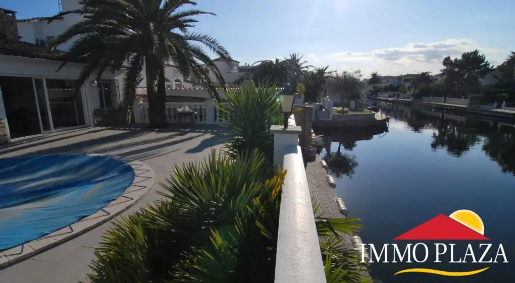 Superb renovated villa on the canal with 3 bedrooms, swimming pool and mooring 15m – Empuriabrava – Costa Brava North – photo 5