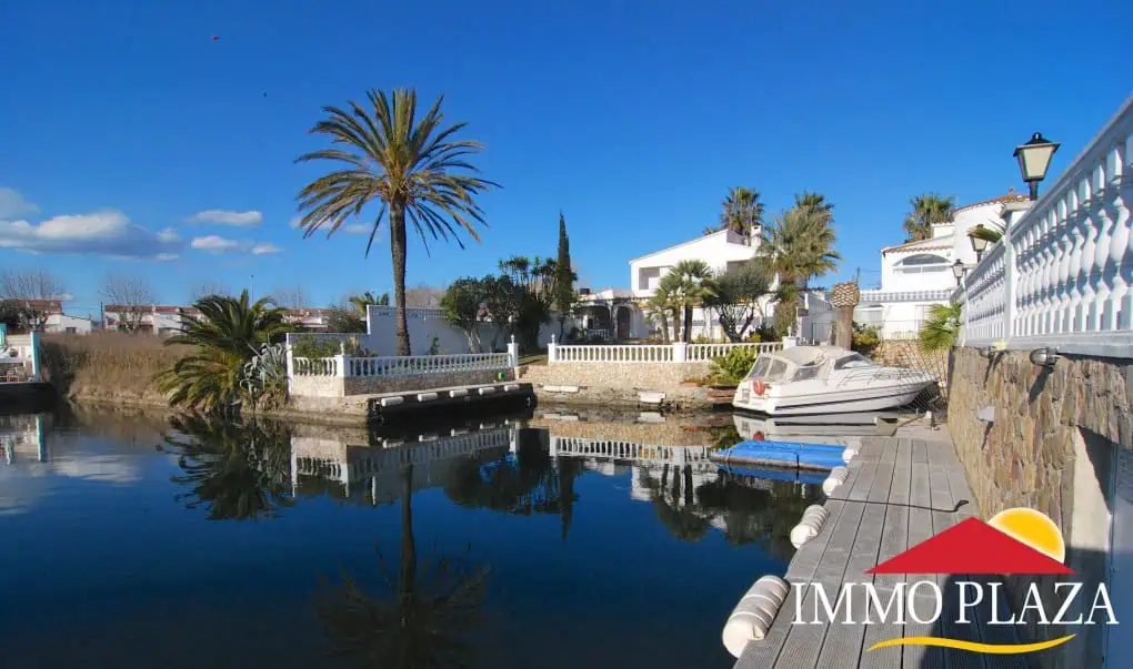 Superb renovated villa on the canal with 3 bedrooms, swimming pool and mooring 15m – Empuriabrava – Costa Brava North – photo 6