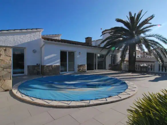 Superb renovated villa on the canal with 3 bedrooms, swimming pool and mooring 15m – Empuriabrava – Costa Brava North