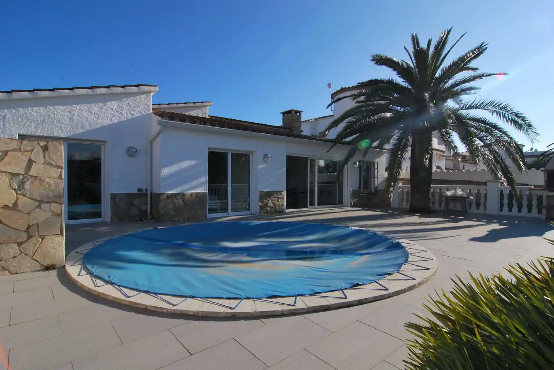 23022016171720_175 Superb renovated villa on the canal with 3 bedrooms, swimming pool and mooring 15m – Empuriabrava – Costa Brava North