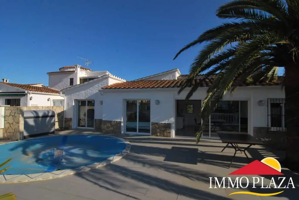 Superb renovated villa on the canal with 3 bedrooms, swimming pool and mooring 15m – Empuriabrava – Costa Brava North – photo 2