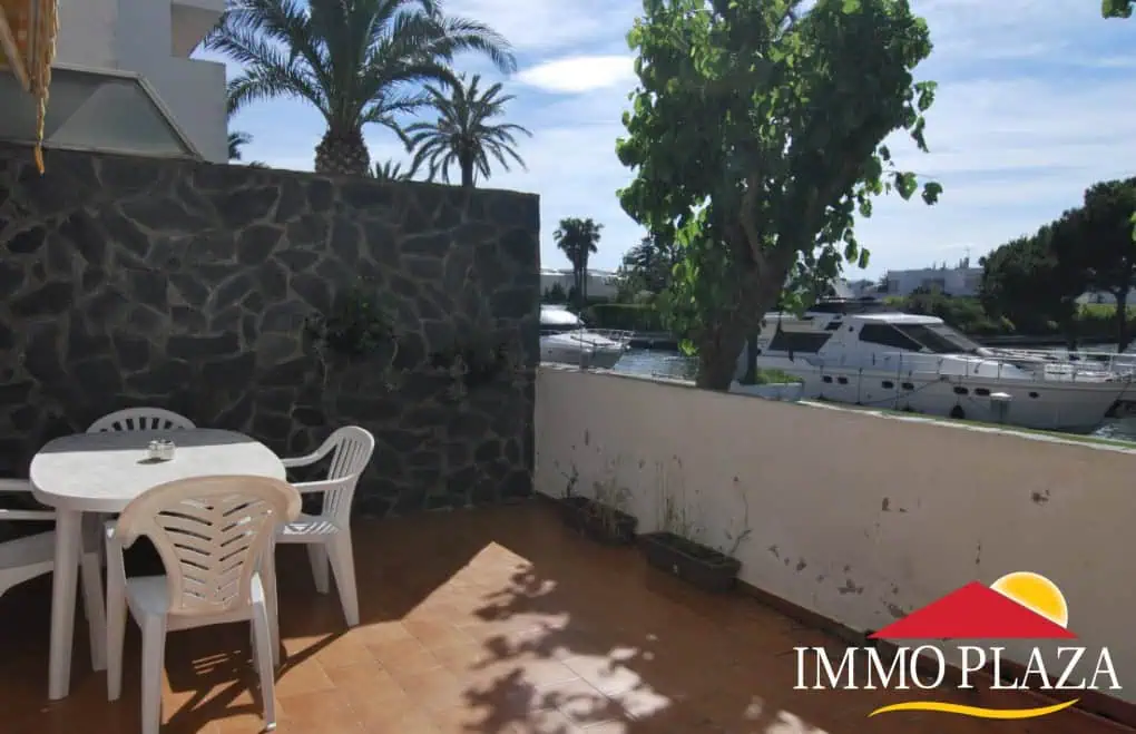 RESERVED – Large apartment with a beautiful terrace offering stunning views of the canal near the harbor of Empuriabrava – photo 2
