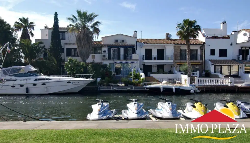 RESERVED – Large apartment with a beautiful terrace offering stunning views of the canal near the harbor of Empuriabrava – photo 3