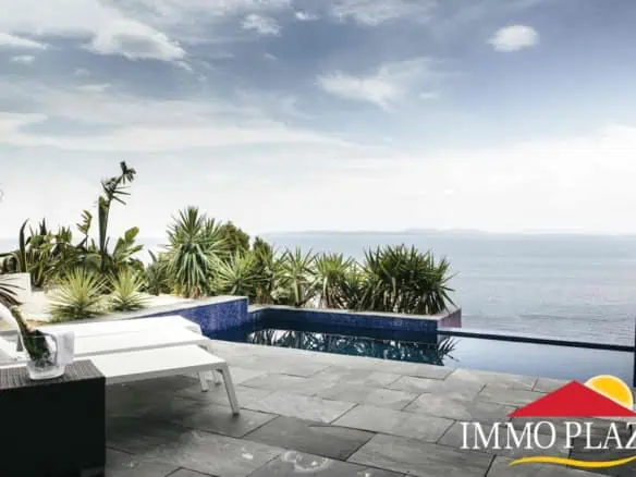 Superbe villa in second sea line, near the beach with extraordinary views over the Bay of Roses