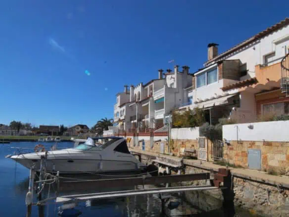 RESERVED: Fisherman house with private boat mooring, garage and parking in the Marina of Empuriabrava – Costa Brava