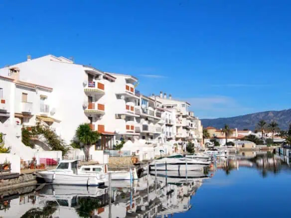 RESERVED – Spacious Penthouse in Porto Fino, canal views, close to the beach of Empuriabrava (communal parking)