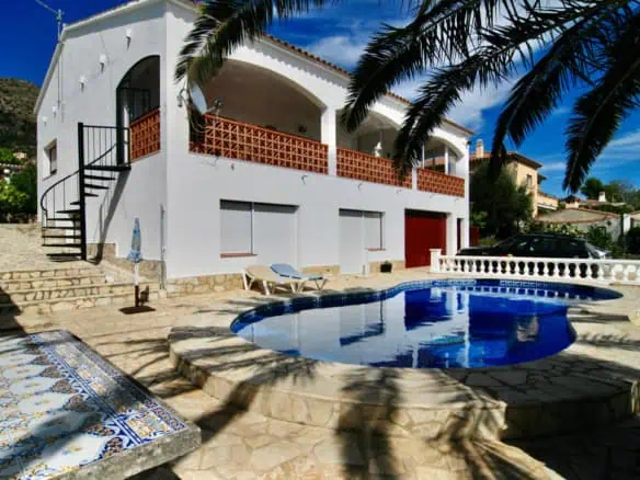 Spacious south facing villa with 4 bedrooms, pool and views of the Bay of Roses – Costa Brava – Spain