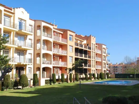 Apartment on the ground floor with several pools, 2 minutes from the beach of Empuriabrava – Costa Brava