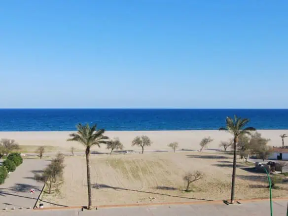 Spacious renovated studio in 1st line with magnificent views over the Bay of Roses, located in Empuriabrava – Costa Brava North