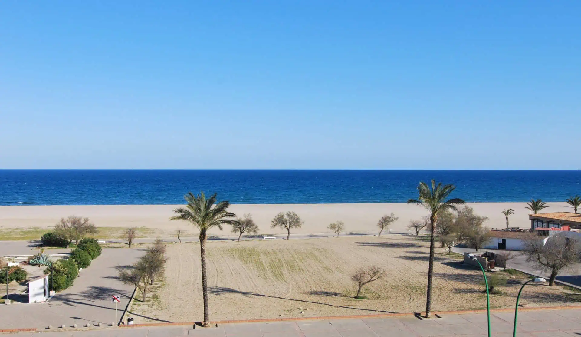 Spacious renovated studio in 1st line with magnificent views over the Bay of Roses, located in Empuriabrava – Costa Brava North