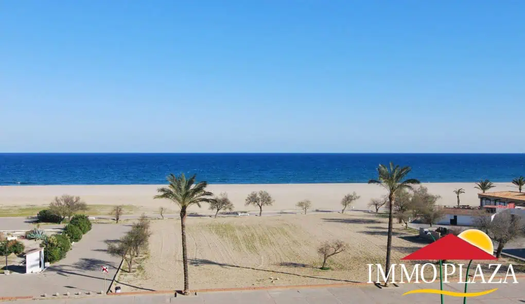 Spacious renovated studio in 1st line with magnificent views over the Bay of Roses, located in Empuriabrava – Costa Brava North – photo 2
