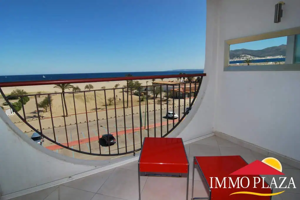 Spacious renovated studio in 1st line with magnificent views over the Bay of Roses, located in Empuriabrava – Costa Brava North – photo 4