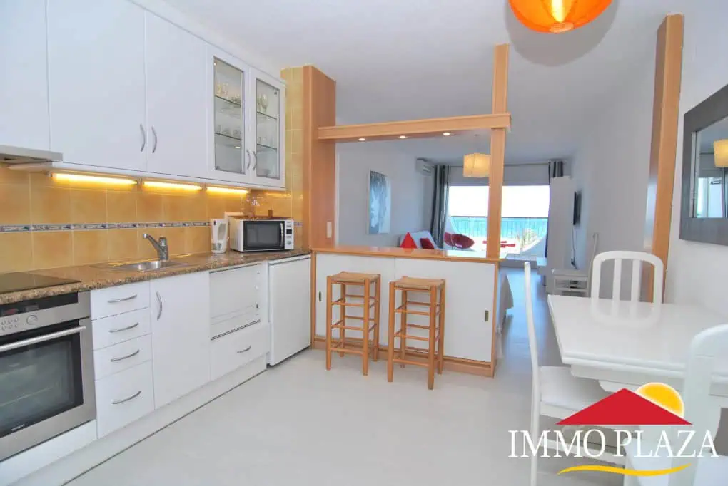 Spacious renovated studio in 1st line with magnificent views over the Bay of Roses, located in Empuriabrava – Costa Brava North – photo 5