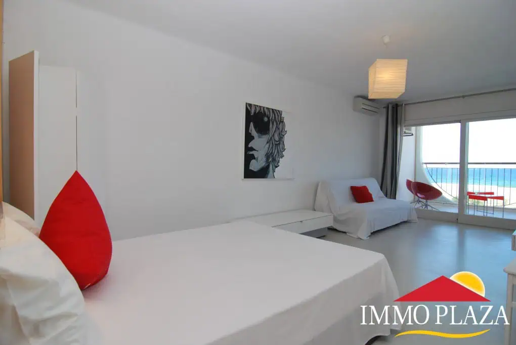 Spacious renovated studio in 1st line with magnificent views over the Bay of Roses, located in Empuriabrava – Costa Brava North – photo 3