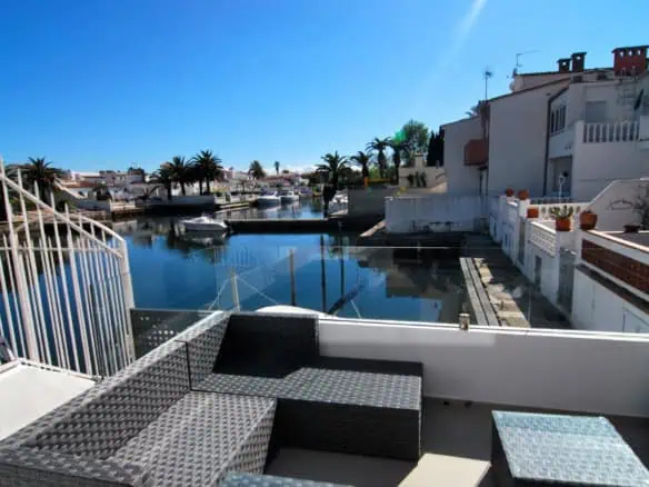 Modern house renovated with mooring of 6 meters, a garage and 3 terraces in the Marina Empuriabrava – Spain