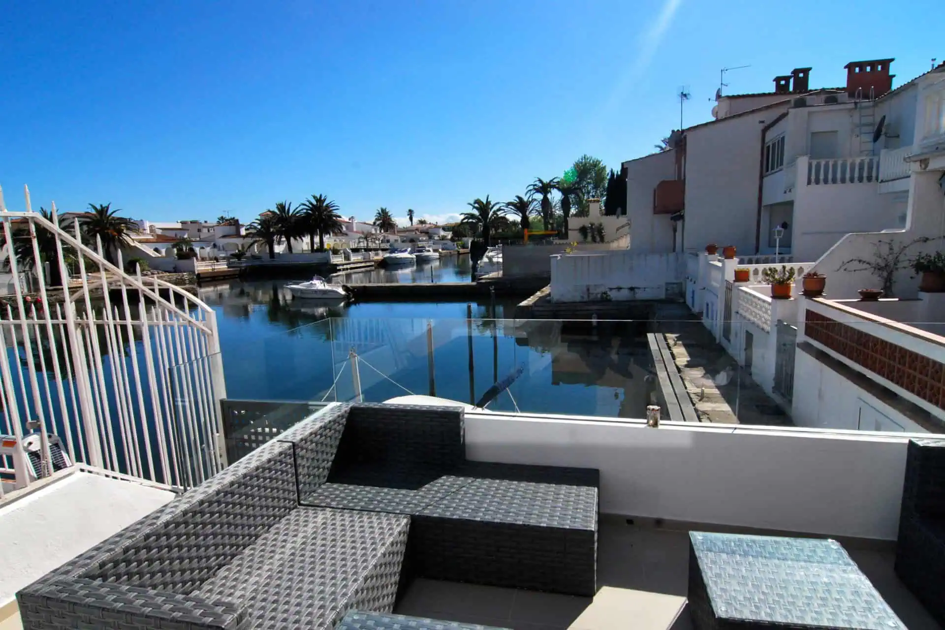 24042015182107_111 Modern house renovated with mooring of 6 meters, a garage and 3 terraces in the Marina Empuriabrava – Spain