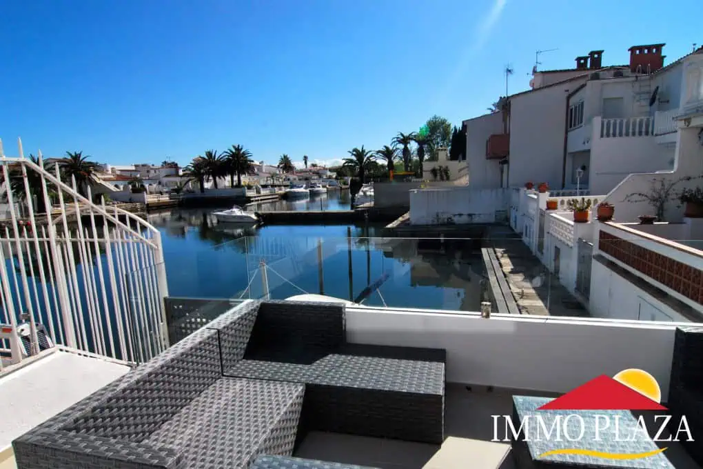 Modern house renovated with mooring of 6 meters, a garage and 3 terraces in the Marina Empuriabrava – Spain – photo 2