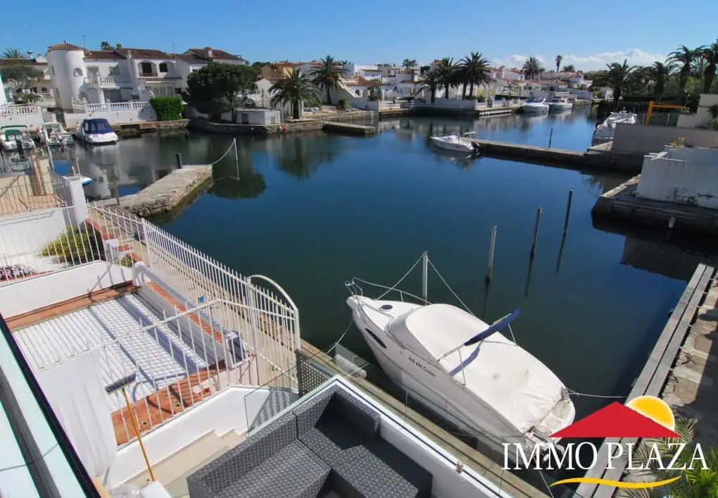 Modern house renovated with mooring of 6 meters, a garage and 3 terraces in the Marina Empuriabrava – Spain – photo 6