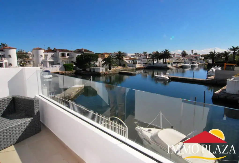 Modern house renovated with mooring of 6 meters, a garage and 3 terraces in the Marina Empuriabrava – Spain – photo 4
