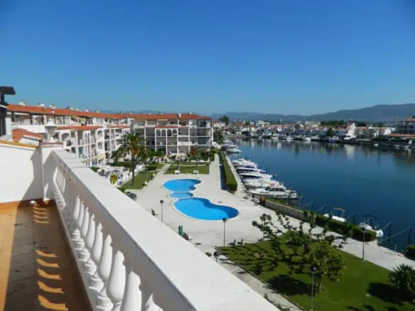 Empuriabrava Penthouse with large terrace, 2 swimming pools and poss. mooring (Optional Garage)
