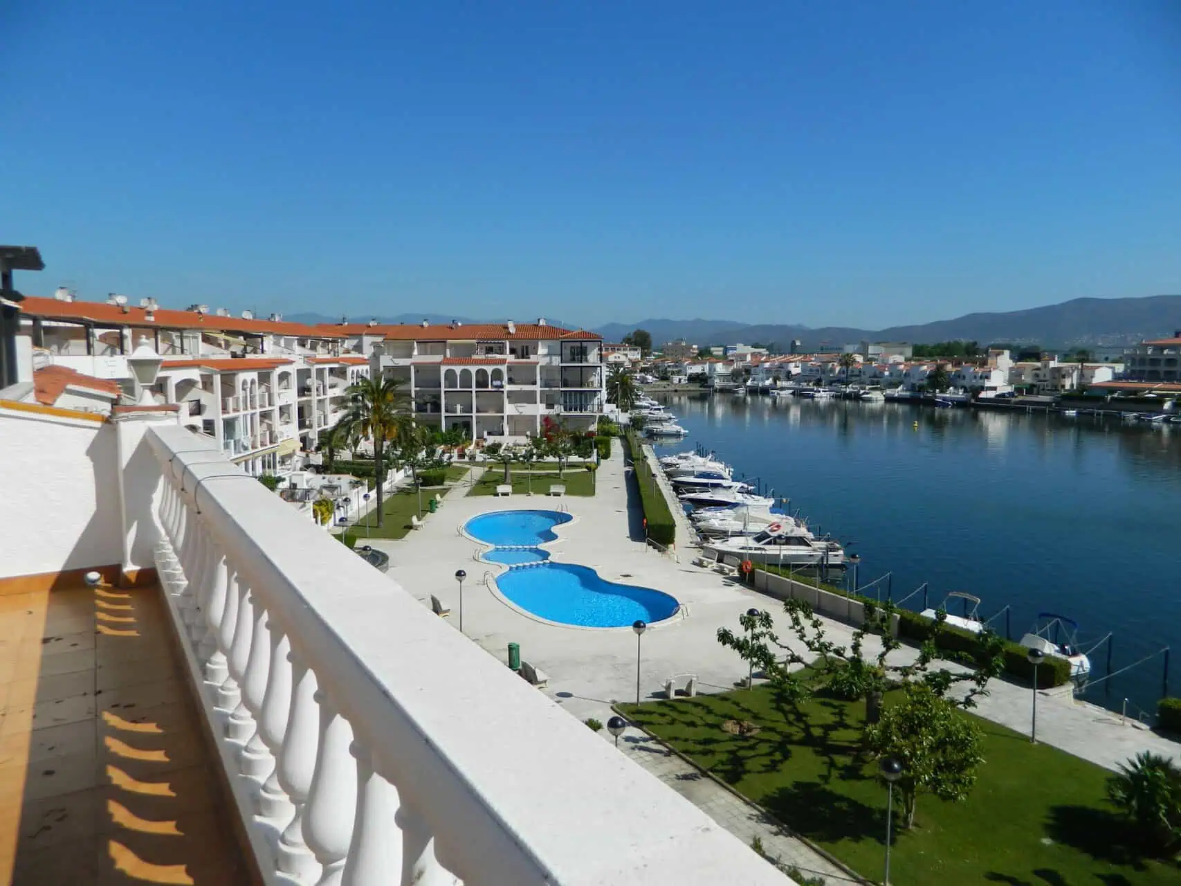 24052016155830_22 Empuriabrava Penthouse with large terrace, 2 swimming pools and poss. mooring (Optional Garage)
