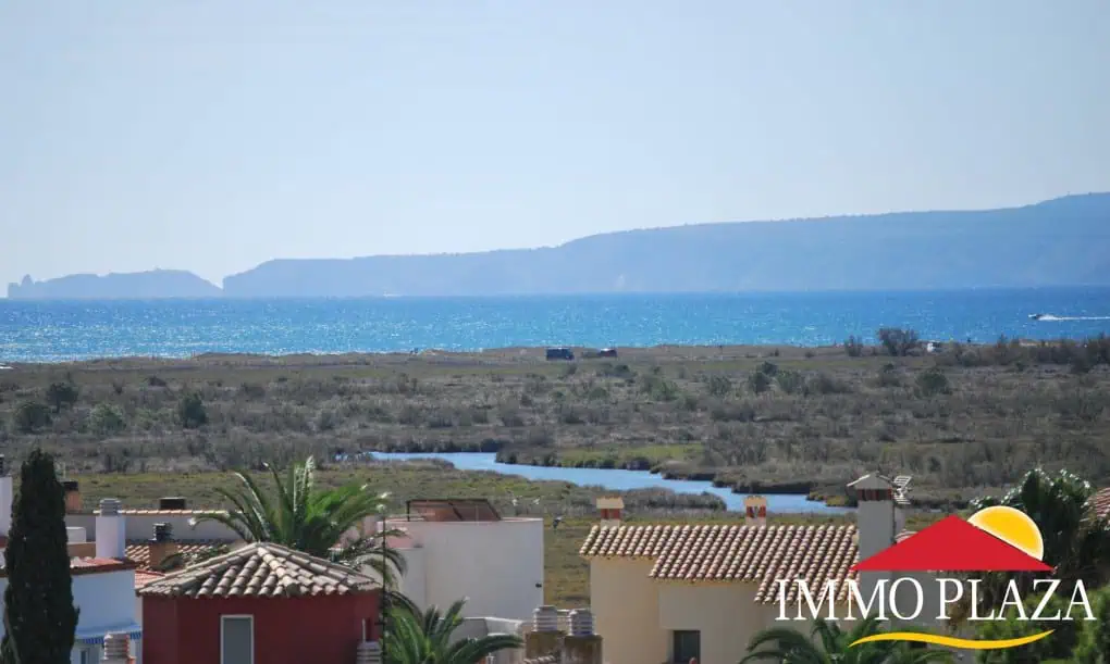 Modern apartment with pool, private parking and beautiful views of the sea, the mountains and the canal, in the Bay of Roses – Catalonia – photo 5