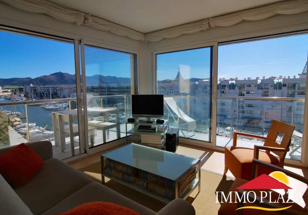 Modern apartment with pool, private parking and beautiful views of the sea, the mountains and the canal, in the Bay of Roses – Catalonia – photo 2