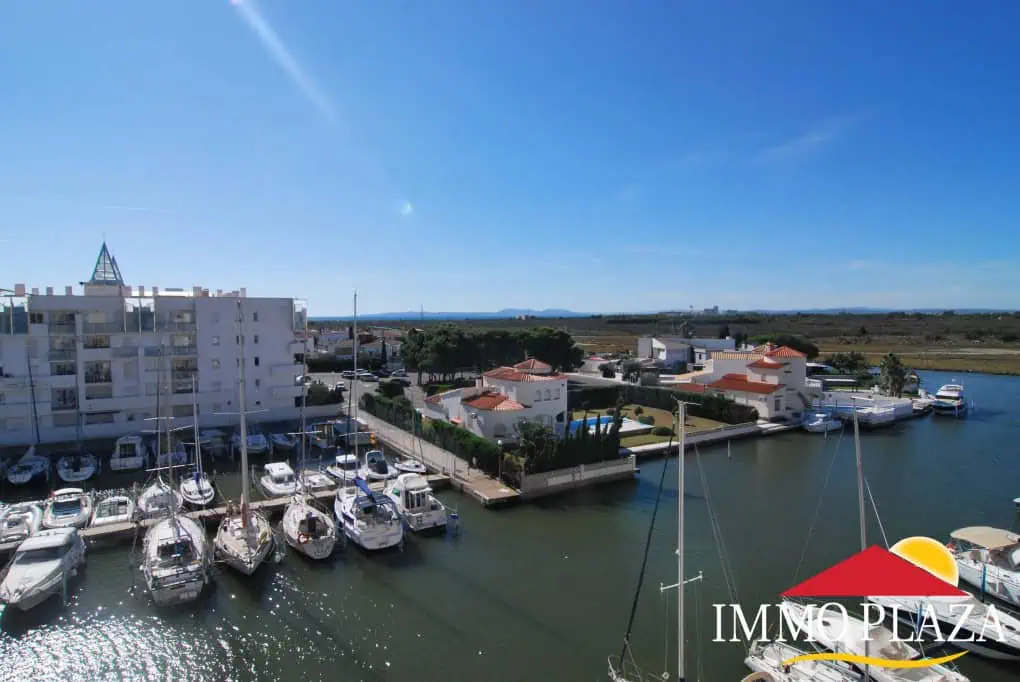 Modern apartment with pool, private parking and beautiful views of the sea, the mountains and the canal, in the Bay of Roses – Catalonia – photo 4
