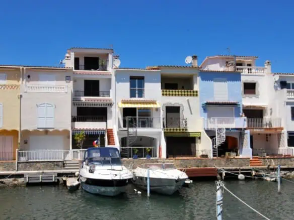 Modern fisherman’s house with mooring 10×4 m, garage and parking in the marina of Empuriabrava – Costa Brava