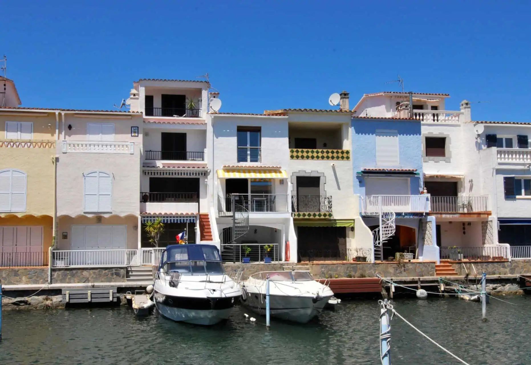 24102015104839_124 Modern fisherman’s house with mooring 10×4 m, garage and parking in the marina of Empuriabrava – Costa Brava