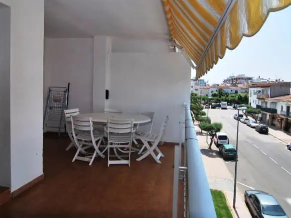 Beautiful holiday apartment close to the beach and center of Empuriabrava with south facing terrace