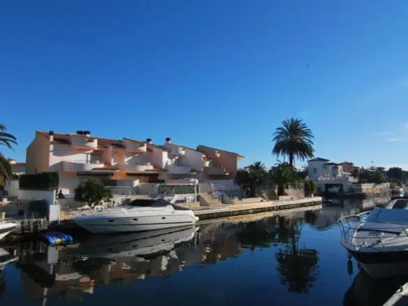 Spacious fisherman’s house on the canal with private parking, boat mooring and 4 bedrooms. Marina Ampuriabrava